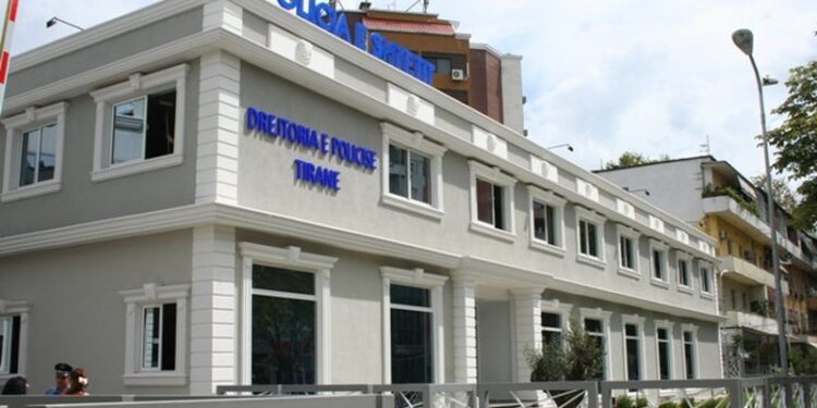 Vodhën në një qendër tregtare, procedohen tre të mitur, një në pranga