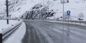 Moti i keq ‘pushton’ Rrugën e Kombit, ja si paraqitet situata