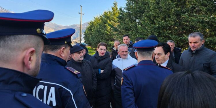 Protesta e banorëve të Postribës kundër gurores, u bashkohet opozita: Kjo situatë vazhdon prej vitit 2017