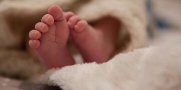 E rëndë, 37-vjeçarja rreh për vdekje foshnjën 6-muajshe