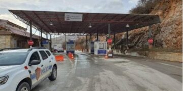 Ishin shpallur në kërkim ndërkombëtar, vihen në pranga dy shqiptarë në Kakavijë dhe Kapshticë