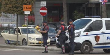 Përplasi me makinë të moshuarin, procedohet penalisht i riu