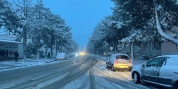 Kukësi mbulohet nga bora, dëmtohen linjat e tensionit të lartë