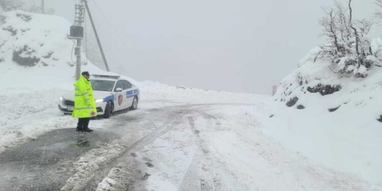 Situata e reshjeve të borës, policia apel drejtuesve të mjeteve: Ulni shpejtësinë, mos kryeni parakalime të gabuara dhe ruani distancën nga njëra-tjetra