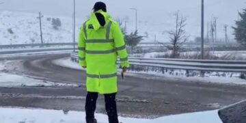 Reshje të dendura bore në aksin Përrenjas-Qafë Thanë, ja si paraqitet situara në qarkullimin rrugor