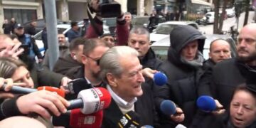 U pyet për rreth 1 orë e gjysmë, Sali Berisha del nga SPAK