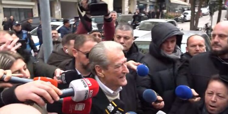 Berisha flet për gazetarët pak para marrjes në pyetje, ja mesazhi që jep nga SPAK