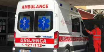 E rëndë në Elbasan, një 36-vjeçar bie nga pallati