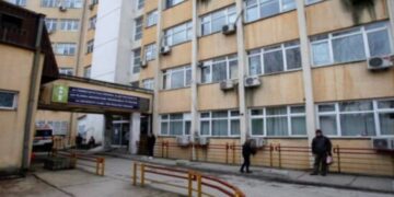 E rëndë, 2-vjeçarja dyshohet se u dhunua fizikisht nga i ati, ndërron jetë në spital