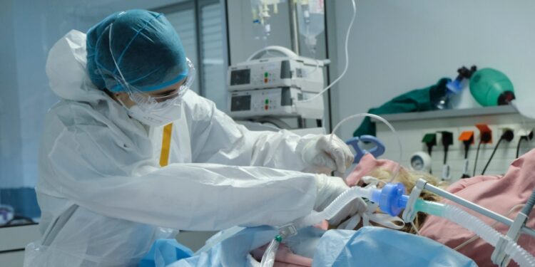 Pandemia COVID-19, OBSH: 1.4 mln jetë të shpëtuara në Evropë nga vaksinat kundër virusit, në BE po rishfaqen infektimet