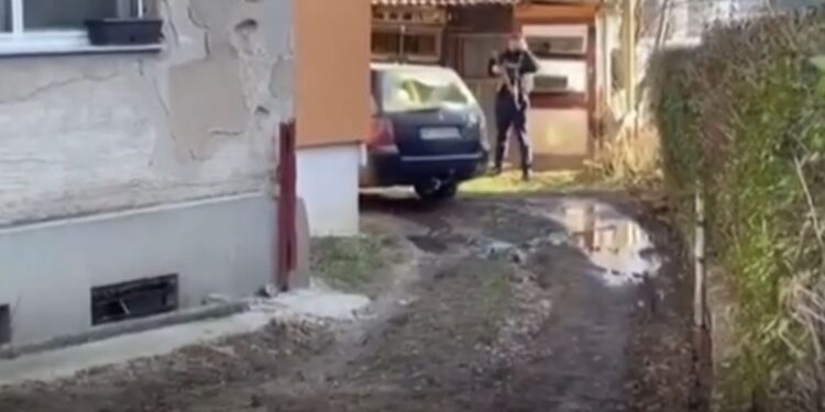 Automjeti me targa serbe përplas policin kosovar, shoferi arratiset nga vendngjarja
