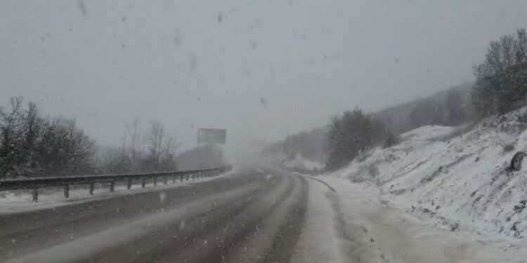 Elbasan, moti i keq lë pa energji dhjetëra fshatra, trashësia e dëborës arrin mbi 40 cm