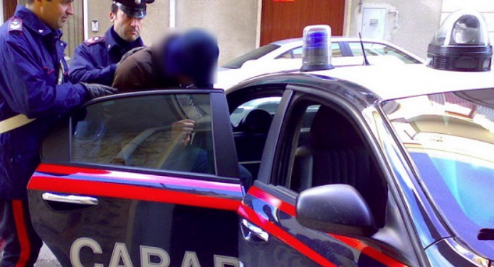 Kapet në flagrancë shqiptari në Itali, ja çfarë i gjeti policia gjatë kontrollit në shtëpi