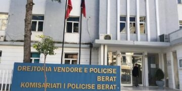 Çfarë po ndodh? Policia blindon Beratin