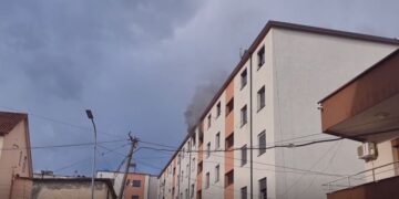 Përfshihet nga flakët një banesë në katin e 5 në Burrel