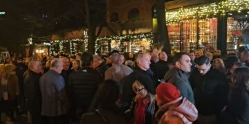 Mbështetësit e Sali Berishës mblidhen poshtë pallatit të ish-kryeministrit