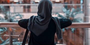 Kishte publikuar foto pa shami në kokë, pronarja e një dyqani në Iran lihet në burg për dy vjet