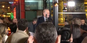 Berisha në arrest shtëpie, mbështetësit e tij mblidhen sërish poshtë pallatit