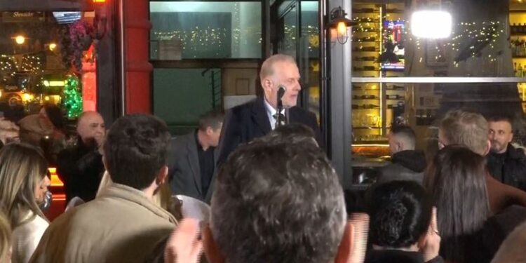 Berisha në arrest shtëpie, mbështetësit e tij mblidhen sërish poshtë pallatit