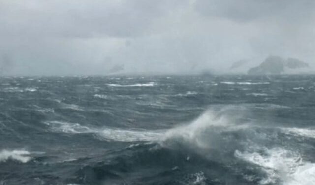 Përkeqësimi i situatës hidrometeorologjike në Vlorë, ndalohet udhëtimi i mjeteve të vogla lundruese