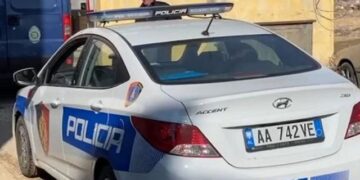 Me thikë në dorë dhe armë imituese grabisnin njerëzit në rrugët e Tiranës, policia arreston 3 të rinj