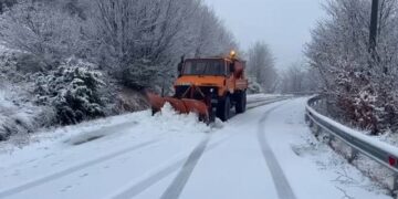 Dy automjete kishin ngecur në borë në Korçë, pasagjerët nxirren nga mjetet pa u lënduar