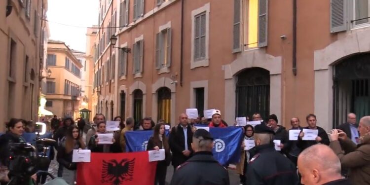“Berisha libero”, emigrantë shqiptarë protestojnë në Romë kunder arrestimit të ish-kryeministrit
