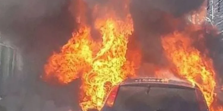 Përfshihet nga flakët mjeti në rrugën Pogradec-Qafë Thanë