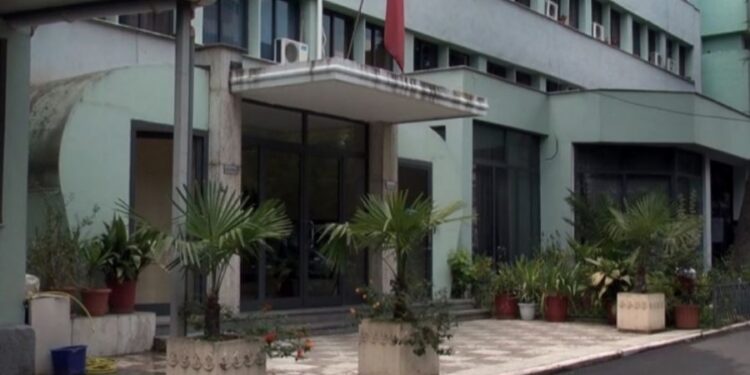 Qytetari ndërroi jetë sot në gjykatë, togat e zeza: Seanca u shty për t’i dhënë mundësinë të pandehurit të mbrohet me avokat