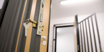 Dhunoi për vdekje vajzën e tij 2-vjeçare, babai lihet për 30 ditë në paraburgim