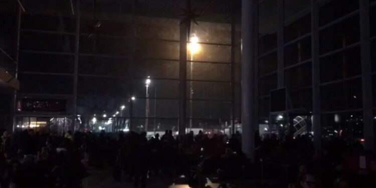 Aeroporti Ndërkombëtar i Rinasit pa energji elektrike, qindra pasagjerë mbeten në errësirë