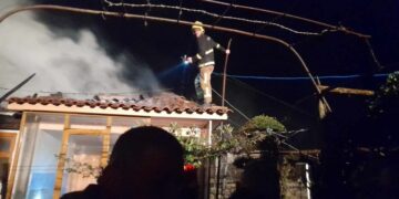 Përfshihet nga flakët banesa në Pogradec, shpëton mrekullisht familja, mes tyre një fëmijë
