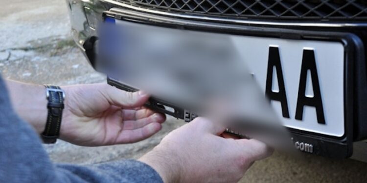 Vidhen targat e automjeteve të parkuara, policia hap kamerat e sigurisë