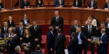 “Nxir Gardën jashtë”, Kuvendi rinis me kaos, deputetët demokratë i bien bilbilit