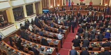 Vetëm 13 minuta, mes tensioneve mbyllet seanca në Kuvend, presidenti nuk mban dot fjalën