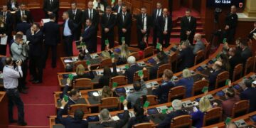 Kaosi sot në Kuvend,“Një arsye më shumë për të mos pasur opozitë”, analisti: Protestat bëhen kundër Bashës, jo Ramës