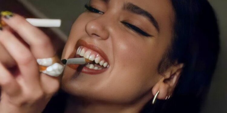 Dua Lipa heq dorë nga duhani dhe arsyeja e saj mund t’ju bindë edhe juve ta bëni diçka të tillë