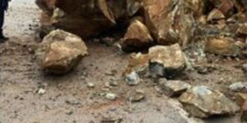 Moti i keq ‘bllokon’ qarkun e Kukësit, rënie gurësh në rrugën Bajram Curri-Fierzë, ja si paraqitet situata