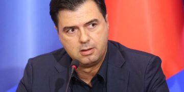 “Na thuaj një emër”, Basha ‘dhëmb për dhëmb’ me gazetarin: Kam takuar disa ambasadorë, janë takime private, nuk i shfrytëzoj për interes mediatik