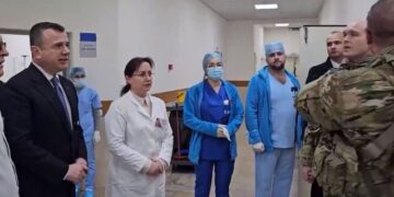 U bllokuan në malin e Korabit, ministri Balla viziton turistët zviceranë te Trauma