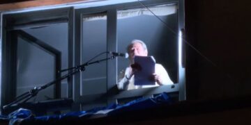 Berisha vazhdon “traditën”, mesazh simpatizantëve nga dritarja e banesës: Anëtarësimi në BE, i pamundur nga Rama dhe organizata e tij