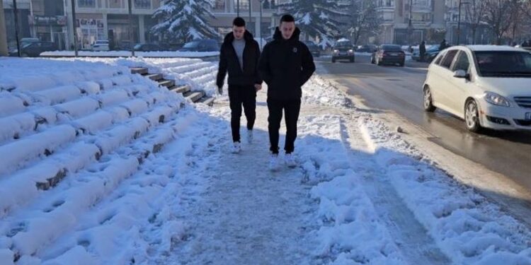 Rrëzimi nga akulli, 40 persona pësojnë trauma dhe fraktura në Korçë! Rastet më të shpeshta, personat mbi 50 vjeç