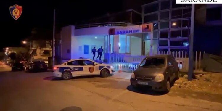 I vodhi byzylykun e floririt një të riu nën kërcënimin e thikës, e pëson keq 18-vjeçari në Sarandë