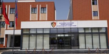 Përfshihet nga flakët një automjet në Shkodër