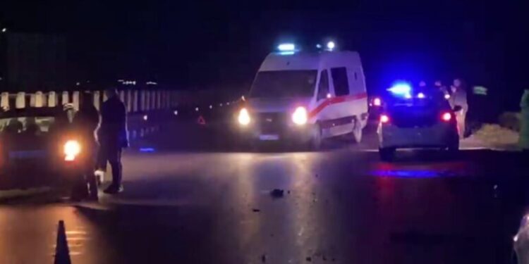 Aksident në aksin rrugor Elbasan – Librazhd: Makina përplaset me motomjetin, 3 të lënduar në spital