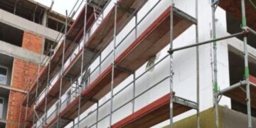 E rëndë në Tiranë, bie skela nga pallati në ndërtim dhe i zë poshtë, plagosen babë e bijë