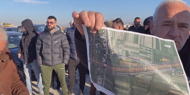 Ndërtimi i autostradës së re Thumanë-Kashar, banorët ngrihen sërish në protestë: Firma ka devijuar projektin