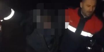 Kërcënoi me armë zjarri bashkëshorten dhe dy vajzat, 46-vjeçari arrestohet teksa tentonte arratisjen