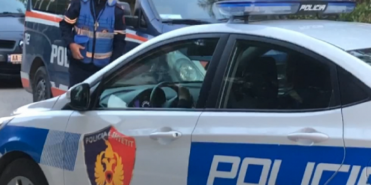 Pas sherrit për pronësinë, 56-vjeçari përplas me makinë fqinjin, arrestohet