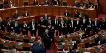 Disa deputetë të opozitës arrijnë të futen në Kuvend, gjuajnë me sende drejt Ramës dhe Nikollës, ndërhyn Garda